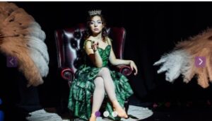 The queen in her green dress